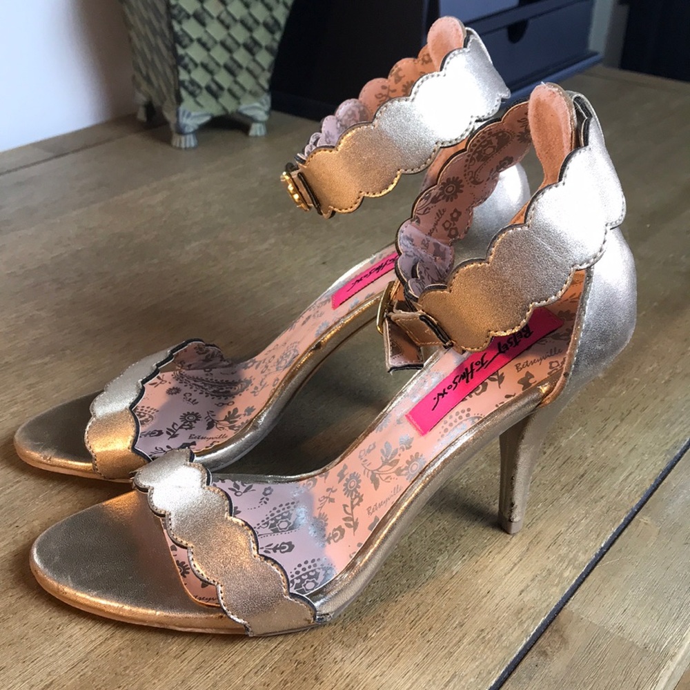 BETSEY JOHNSON GOLD HEELS